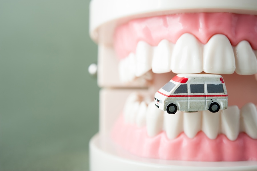 dental emergencies with emergency dentist what is a dental emergency
